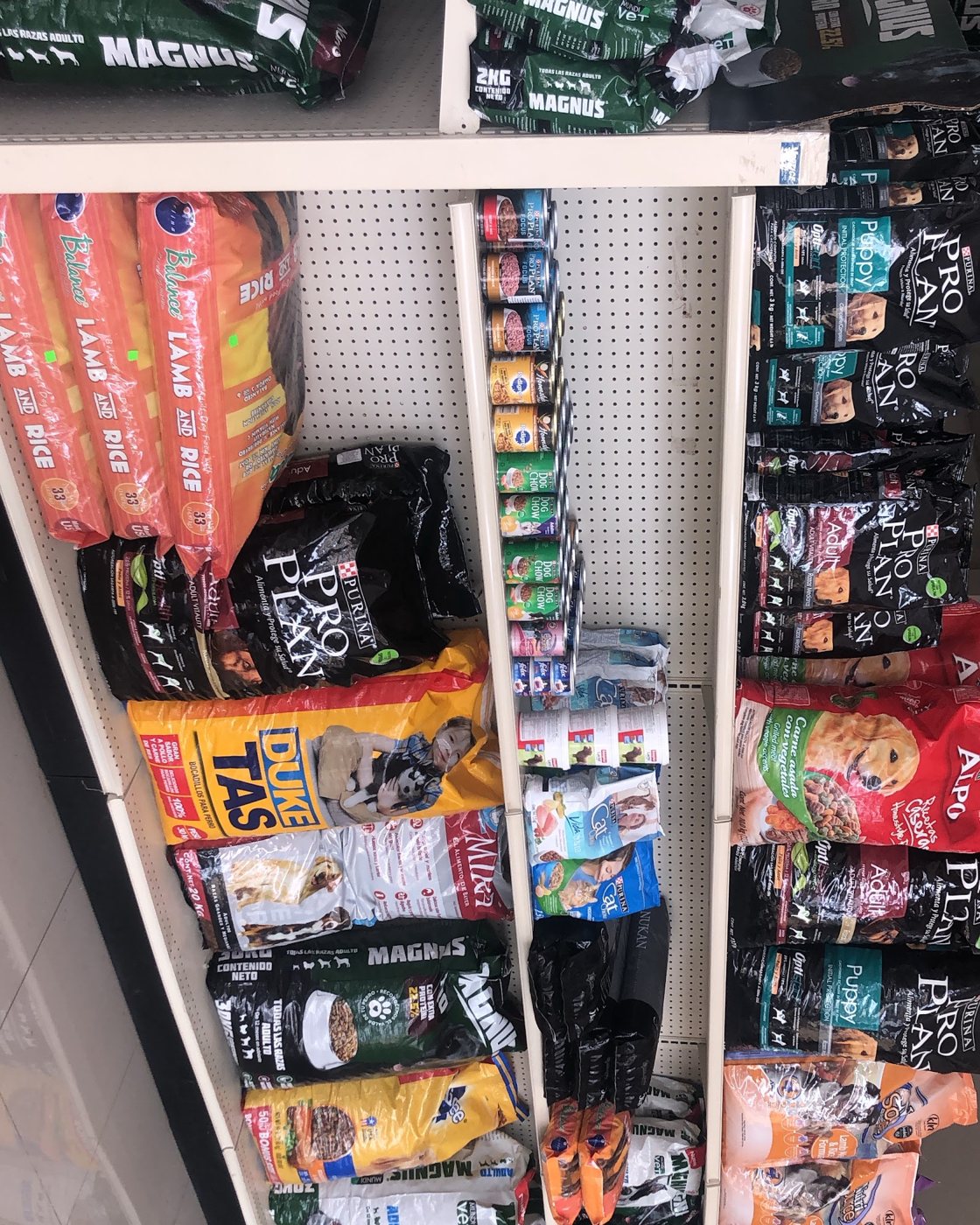 Exhibidor con alimento y premios para perros y gatos