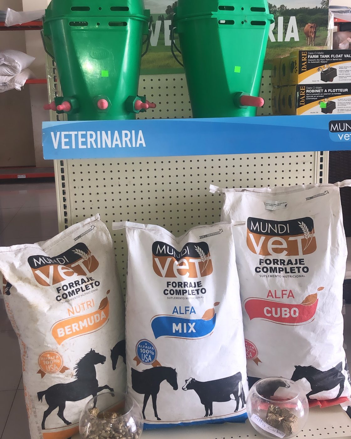 Comederos verdes y sacos de forraje completo Mundi Vet Alfa Mix, Alfa Cubo y Bermuda